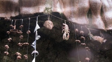  Hang Petrifying - Nơi có nguồn nước lạ biến mọi thứ thành đá