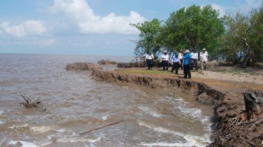  Sạt lở ở Cà Mau: Nước đã tới chân đê
