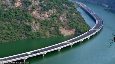  Đường cao tốc giữa lòng sông