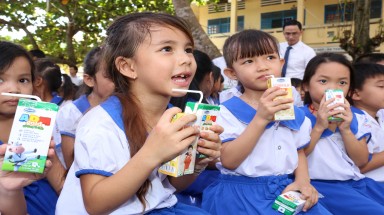   Vinamilk và Quỹ sữa Vươn cao Việt Nam trao tặng 111.000 ly sữa cho hơn 1.200 trẻ em tỉnh An Giang