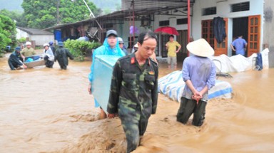 Quân đội điều xe lội nước, máy bay giúp dân ứng phó với bão số 3