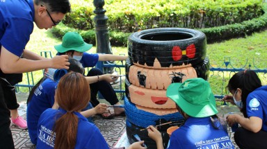  Biến vỏ xe thành chậu trồng hoa
