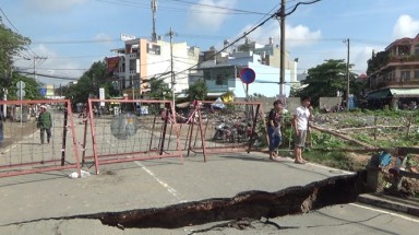  TP. HCM: Mưa lớn kéo dài, sập mố cầu Tân Kỳ Tân Quý