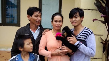  Chuyển giao một cá thể gấu chó và vượn quý hiếm cho trung tâm cứu hộ
