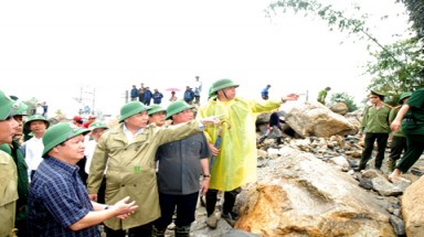 Phó Thủ tướng Nguyễn Xuân Phúc thăm bà con bị thiệt hại do lũ quét 