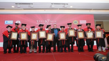  Trao bằng tiến sĩ danh dự Đại học Kỷ lục Thế giới cho 11 Kỷ lục gia Việt Nam và Ấn Độ