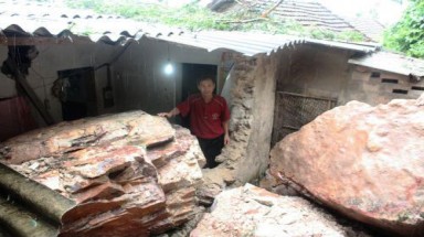   Nghệ An:Cận cảnh hàng chục tấn đá đè sập nhà dân