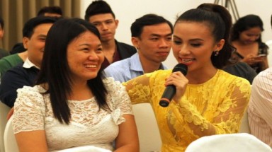 Đấu giá "trai đẹp bị trục xuất": Ế!