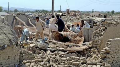 Người dân Pakistan bới rác tìm thức ăn sau động đất