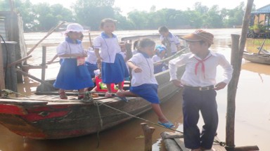 Học sinh "nhí" vượt lũ mừng năm học mới