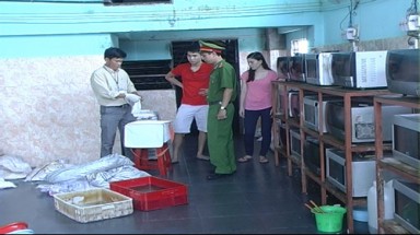  Đồng Nai: Bắt quả tang một cơ sở tái chế kẹo đã hết hạn sử dụng 