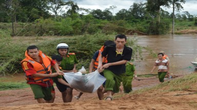  Giây phút nước cuốn trôi 12 người