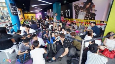  Người Việt xài sang: Xếp hàng dài chờ Iphone 6 tại Singapore