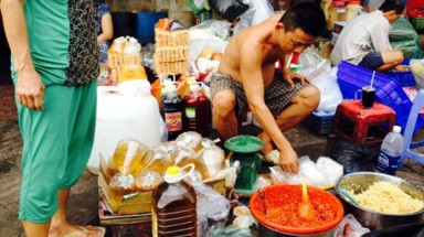 Dầu ăn bọc túi nilon bán cho các quán ăn
