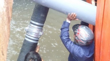  Bình Dương: Đắp bờ bơm nước cống tìm em bé bị cuốn mất tích