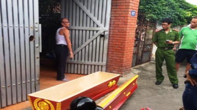 Nghệ An: Đặt quan tài trước nhà đòi lại tiền “chạy án”