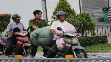 Sài Gòn ngập nước, vẫn ấm tình người