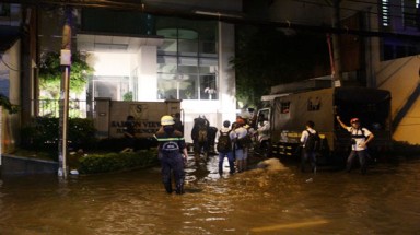  Giải cứu ô tô, xe máy bị nước nhấn chìm trong tầng hầm Sài Gòn View