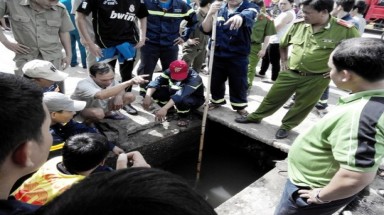  Đau lòng 2 bé trai bị nước mưa cuốn xuống cống trong chiều 6/9