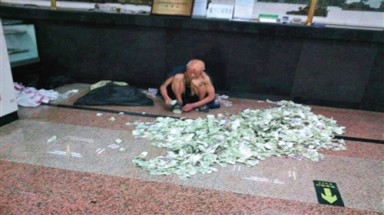 Chuyện ông lão ăn mày ngồi đếm đống tiền hot nhất cộng đồng