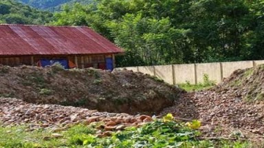   Hiệu trưởng đào sân trường tìm vàng bị chuyển đến vùng sâu