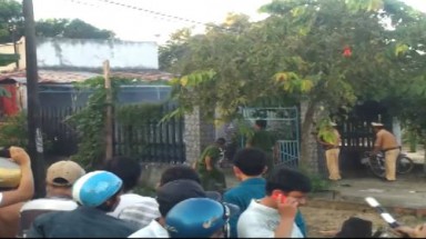 Người dân bất chấp nguy hiểm đổ xô xem giang hồ đấu súng