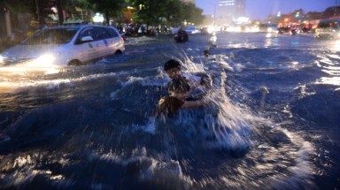   Sài Gòn ngập, kẹt xe chưa từng thấy