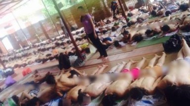  Khỏa thân để "Thánh cô" giẫm đạp lên người chữa bệnh 