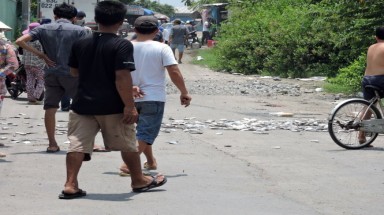  Bà Rịa- Vũng Tàu: Ngư dân đem cá chết đổ trước cổng nhà máy