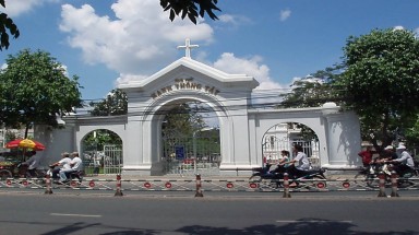  Hai pho tượng trong nhà mộ cậu Nam Phương Hoàng hậu