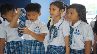  Vụ "Mẹ chê cà vạt xấu, con bị đuổi học": Học sinh không thể là nạn nhân của người lớn
