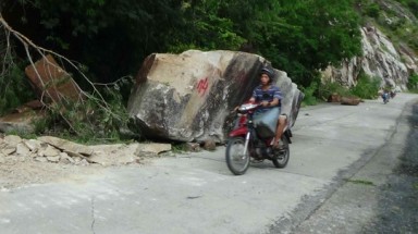  An Giang: Mưa bão gây ngập, lở đá to, núi Cấm bị “đóng cửa”