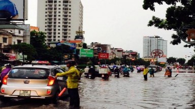  Giao thông Hà Nội náo loạn vì mưa to