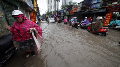  Nhiều tuyến phố ở Hà Nội ngập sâu, ùn tắc cục bộ sau mưa lớn