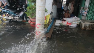  Người Sài Gòn thức trắng đêm canh nước ngập