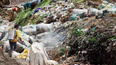  Lâm Đồng: Dân phấp phỏng sống dưới "núi rác"