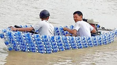  Độc đáo những kiểu thuyền bè tự chế di chuyển trong mùa ngập 