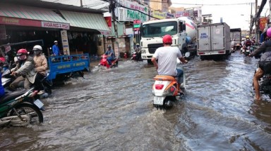  TP HCM: Mưa 20 phút đường đã ngập như sông