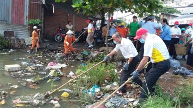   Tổng lãnh sự Úc tham gia vớt rác ở Nhà Bè