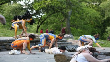   Khỏa thân diễn kịch Shakespeare ngay giữa công viên ở Mỹ