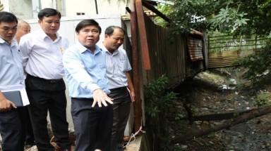  Chủ tịch UBND TP.HCM Nguyễn Thành Phong thị sát những tuyến kênh rạch bị lấn chiếm