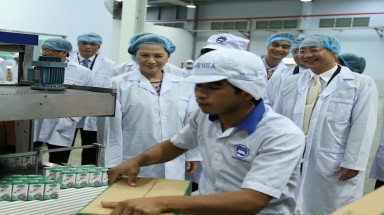  Đoàn đại biểu Quốc hội Việt Nam tham quan nhà máy sữa Angkor
