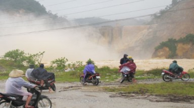  Nguy cơ lũ lớn ở miền Trung, mưa dông mạnh trên biển