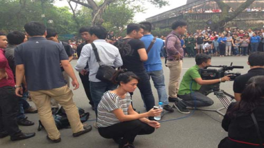 Cộng đồng bức xúc trước thái độ phóng viên HTV, VTV ngày Quốc tang