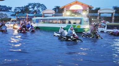 TP.HCM: Mưa lớn, người dân bì bõm trong biển nước