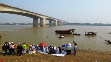  Biết tìm em nơi đâu, giữa chốn mênh mông này?