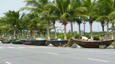 Bão số 11 cách bờ biển các tỉnh Quảng Trị - Quảng Ngãi khoảng 330 km 