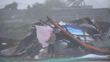  Quảng Nam:Bão đổ bộ làm hàng nghìn ngôi nhà bị sập, tốc mái