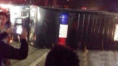 Dân vùng bão chặn đánh phóng viên đưa tin sai