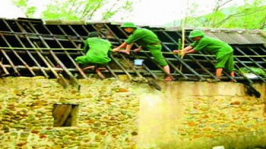  Thừa Thiên - Huế: Bộ đội giúp dân đối phó với "giặc" bão